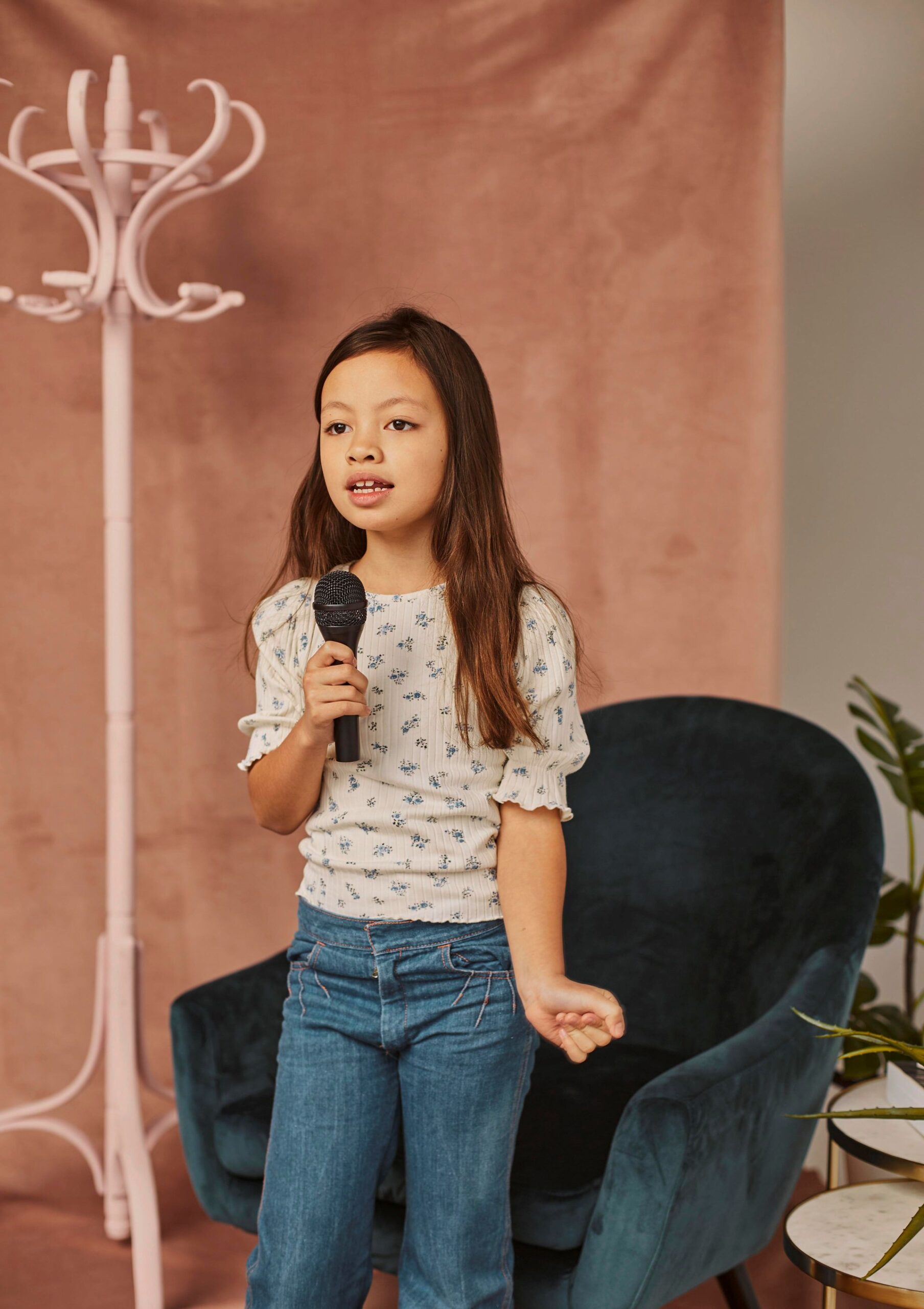 young-girl-learning-how-sing-home.klein_